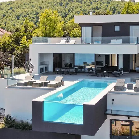 Hotel In With Outdoor Swimming Pool 4*