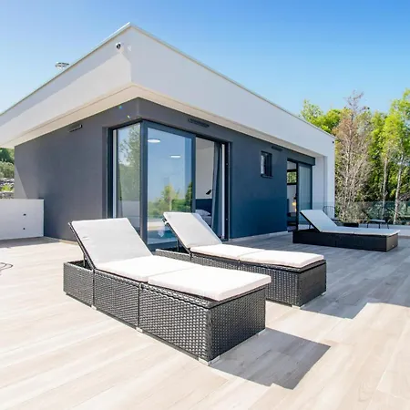 In With Outdoor Swimming Pool Hotel